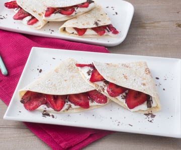 Fladenbrot mit Mascarponecreme, Erdbeeren und Zartbitterschokolade
