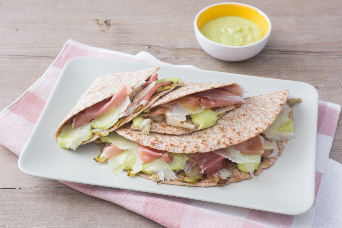 Fladenbrot mit Rohschinken, Bohnenpesto und Endivie