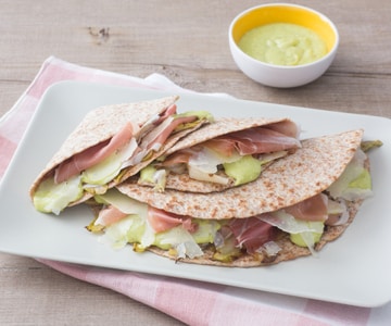 Fladenbrot mit Rohschinken, Bohnenpesto und Endivie