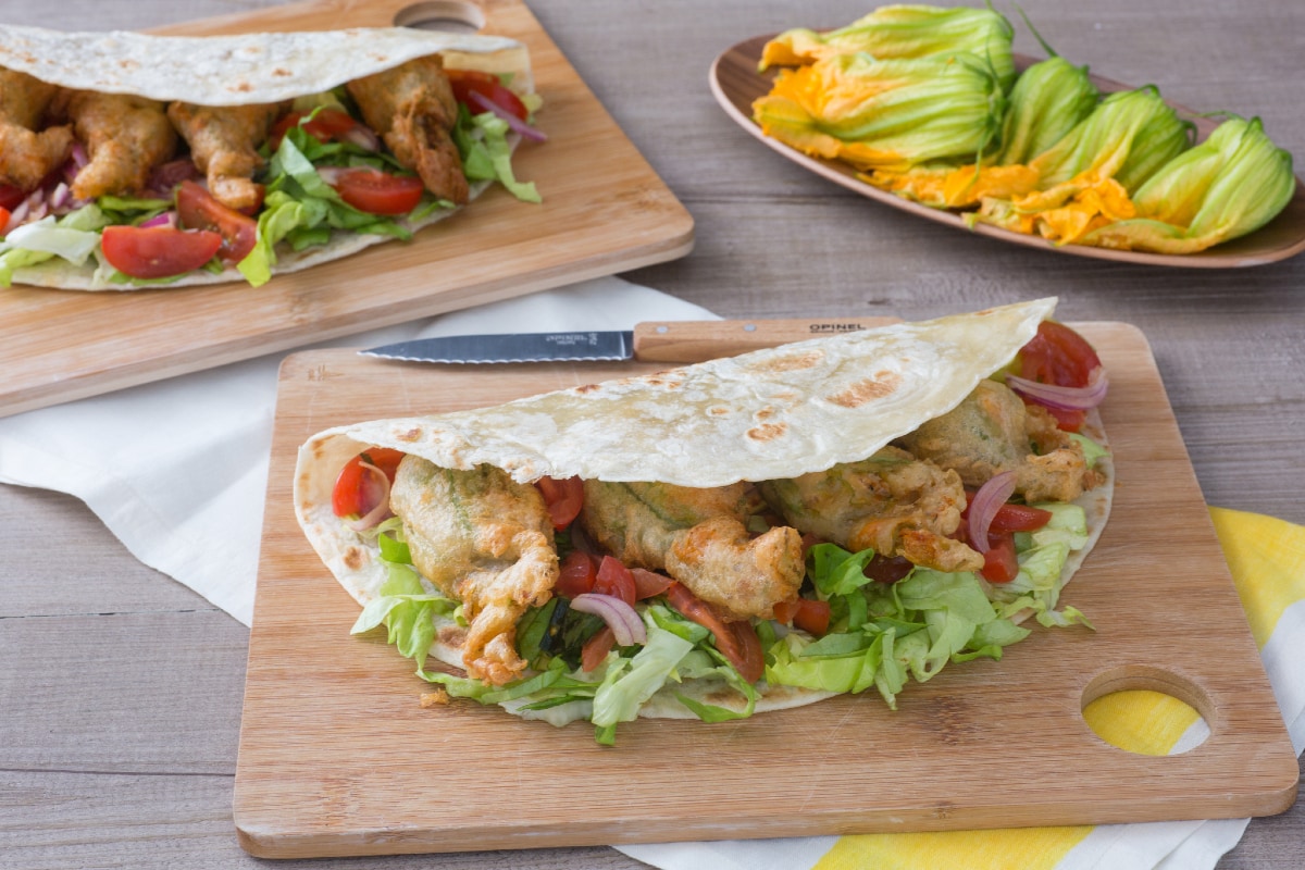 Piadina mit gefüllten und frittierten Kürbisblüten