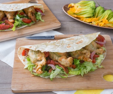 Piadina mit gefüllten und frittierten Kürbisblüten