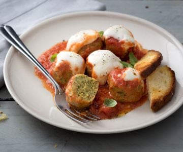 Zucchini-Frikadellen nach Pizzaiola-Art