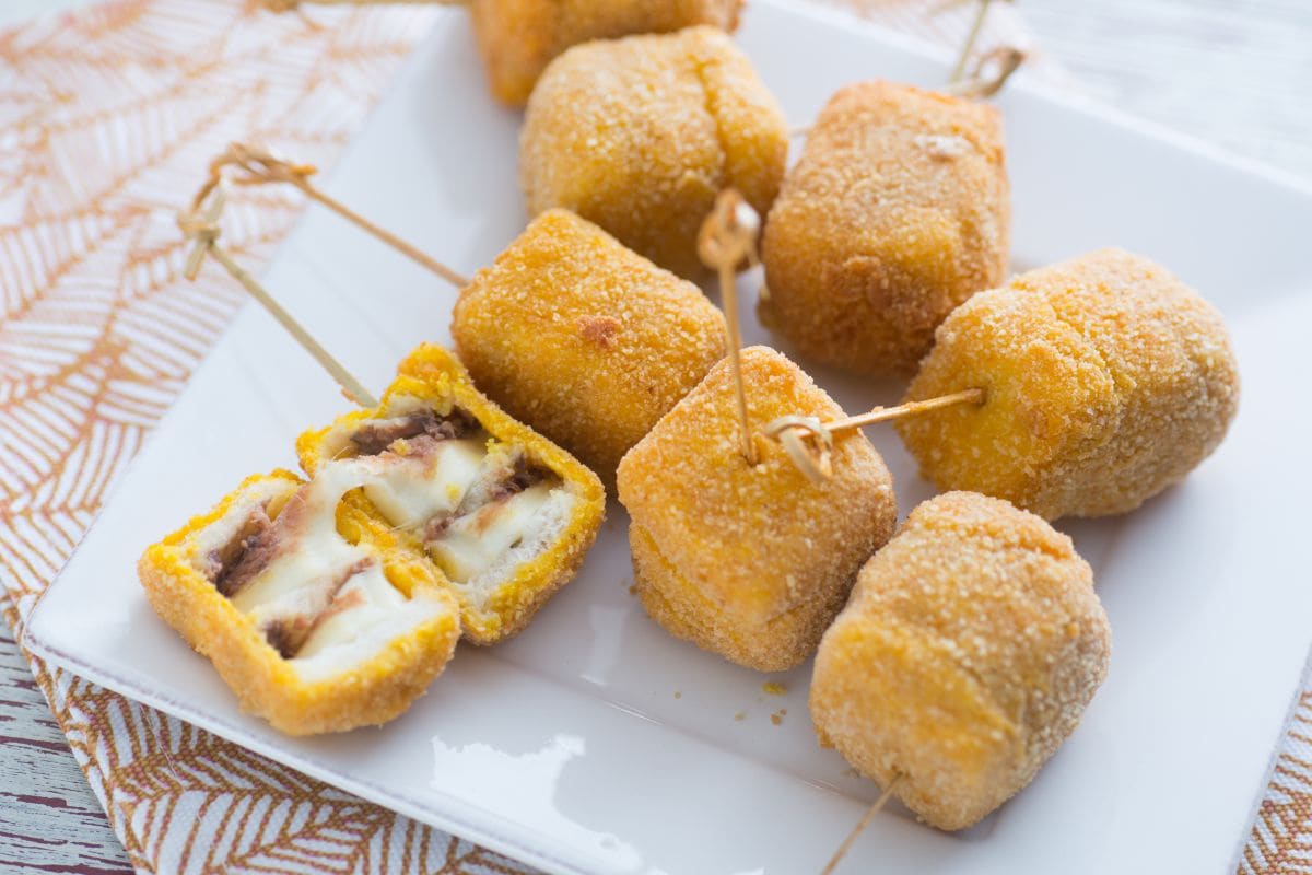 Gebackene Mozzarella- und Anchovis-Spieße