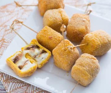 Gebackene Mozzarella- und Anchovis-Spieße