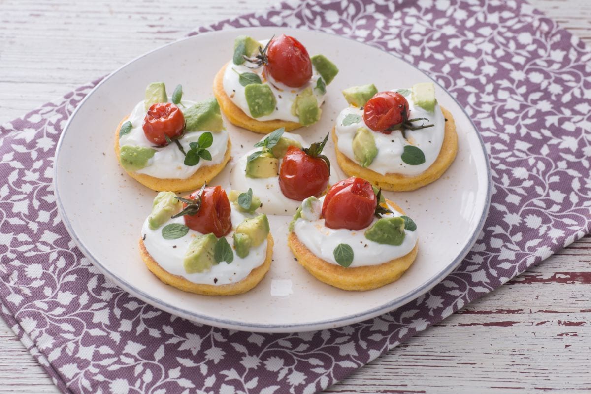 Mais-Blinis mit Skyr, Avocado und gerösteten Kirschtomaten