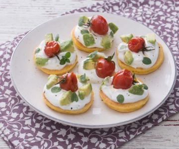 Mais-Blinis mit Skyr, Avocado und gerösteten Kirschtomaten
