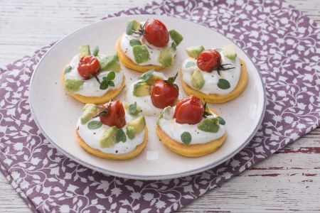 Mais-Blinis mit Skyr, Avocado und gerösteten Kirschtomaten