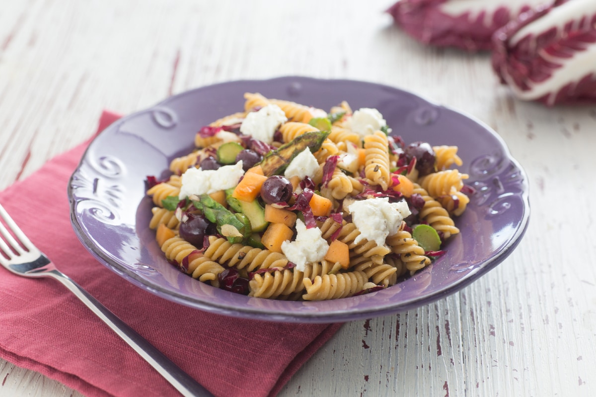 Nudelsalat mit Spargel, Melone und Ziegenkäse