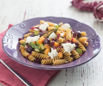 Nudelsalat mit Spargel, Melone und Ziegenkäse