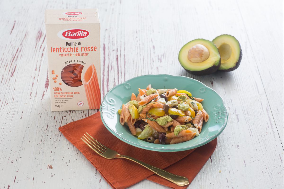 Hülsenfrüchte-Penne mit Avocado-Creme und Mozzarella