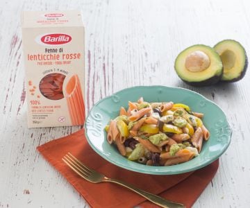 Hülsenfrüchte-Penne mit Avocado-Creme und Mozzarella