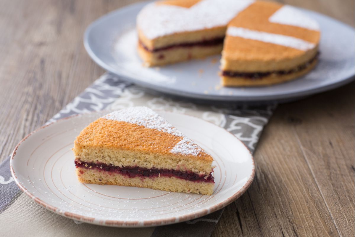 Gegossener Kuchen mit Marmelade
