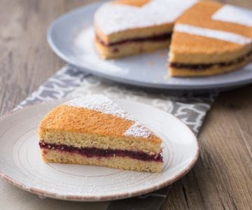 Gegossener Kuchen mit Marmelade