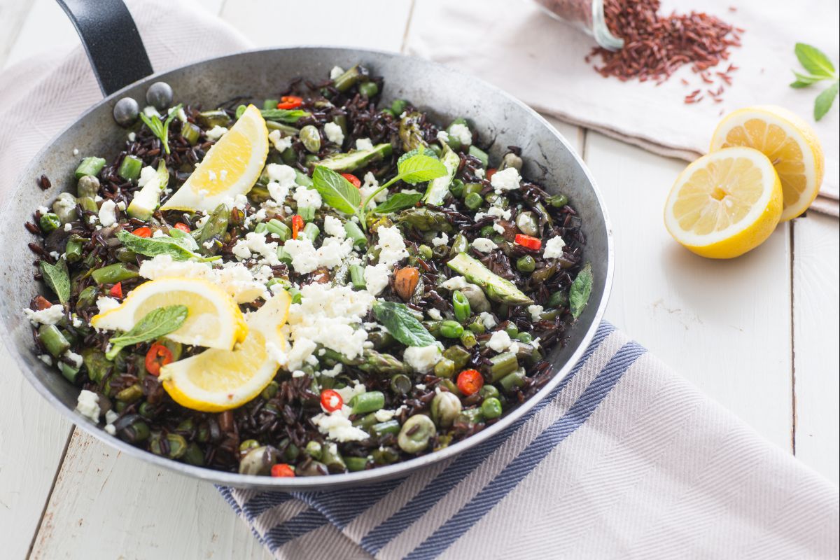Vegetarische One-Pot-Paella mit rotem Reis