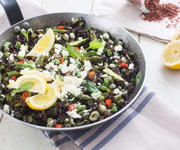 Vegetarische One-Pot-Paella mit rotem Reis