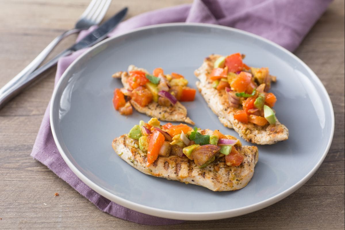 Hähnchen mit Tomaten und Avocado