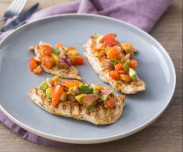 Hähnchen mit Tomaten und Avocado