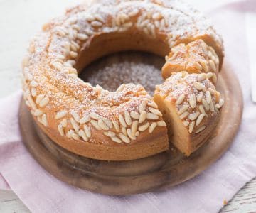 Ricottakuchen mit Honig und Pinienkernen