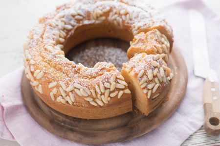 Ricottakuchen mit Honig und Pinienkernen