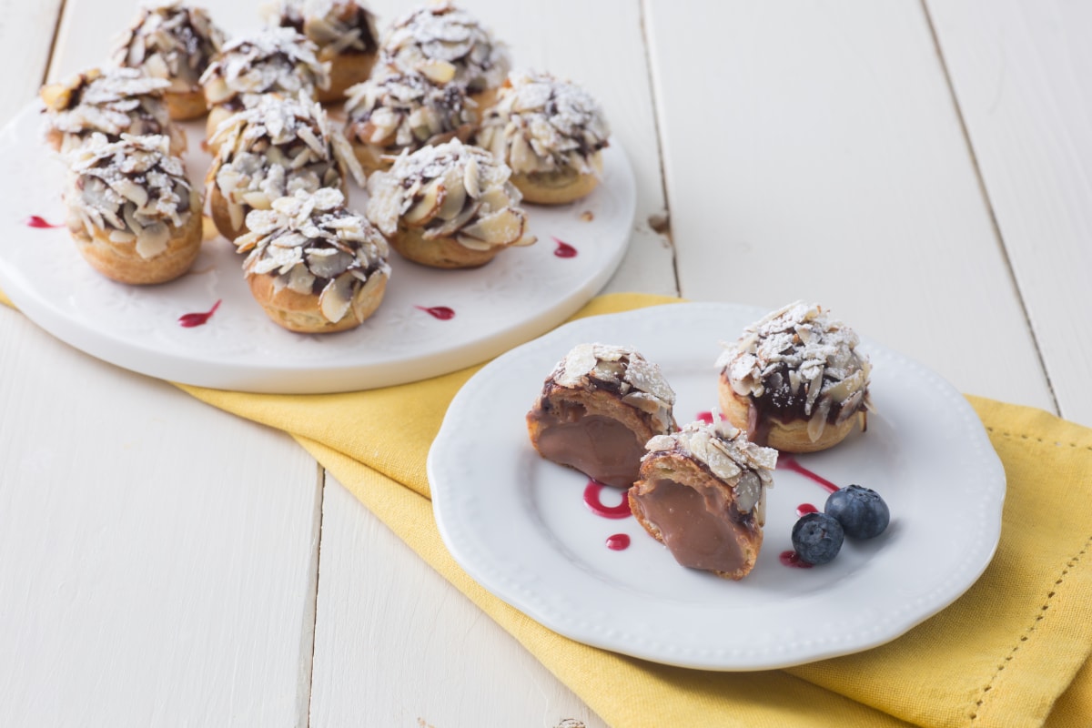 Brandteigkrapfen mit Waldfruchtcreme