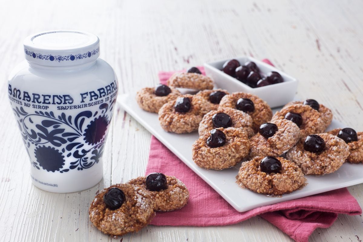 Amaretti mit Sauerkirschen im Sirup