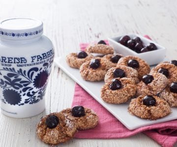 Amaretti mit Sauerkirschen im Sirup