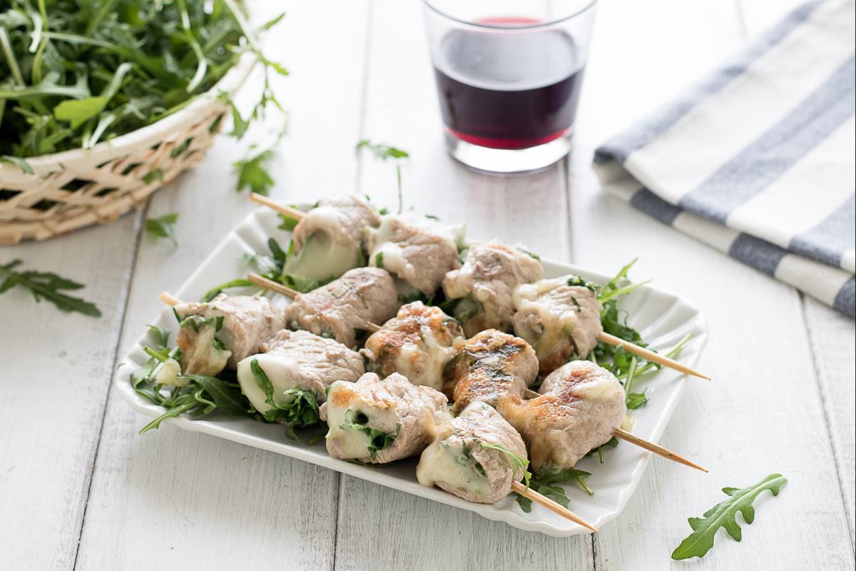 Kalbfleischspieße mit Rucola und Scamorza