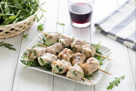 Kalbfleischspieße mit Rucola und Scamorza