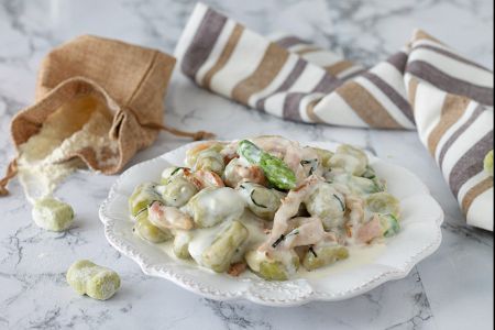 Spargelgnocchi mit Burrata-Creme und Speck