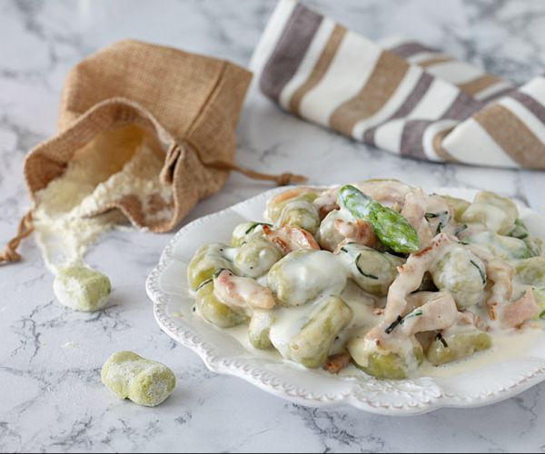 Spargelgnocchi mit Burrata-Creme und Speck