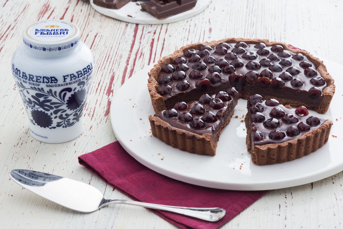 Haselnusstorte mit Zartbitter-Ganache und Sauerkirschen