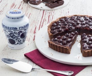 Haselnusstorte mit Zartbitter-Ganache und Sauerkirschen