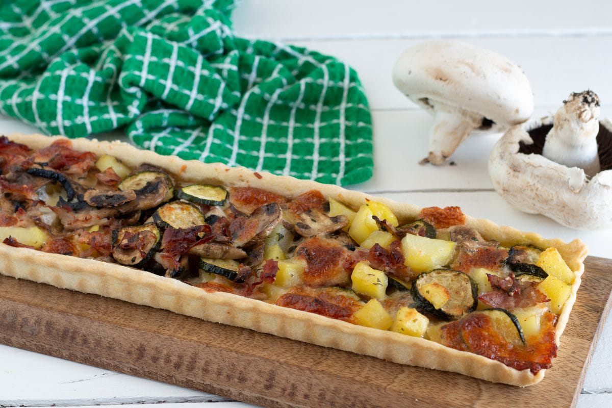 Rustikaler Kuchen mit Kartoffeln, Pilzen und Scamorza