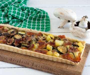 Rustikaler Kuchen mit Kartoffeln, Pilzen und Scamorza