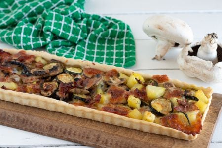 Rustikaler Kuchen mit Kartoffeln, Pilzen und Scamorza
