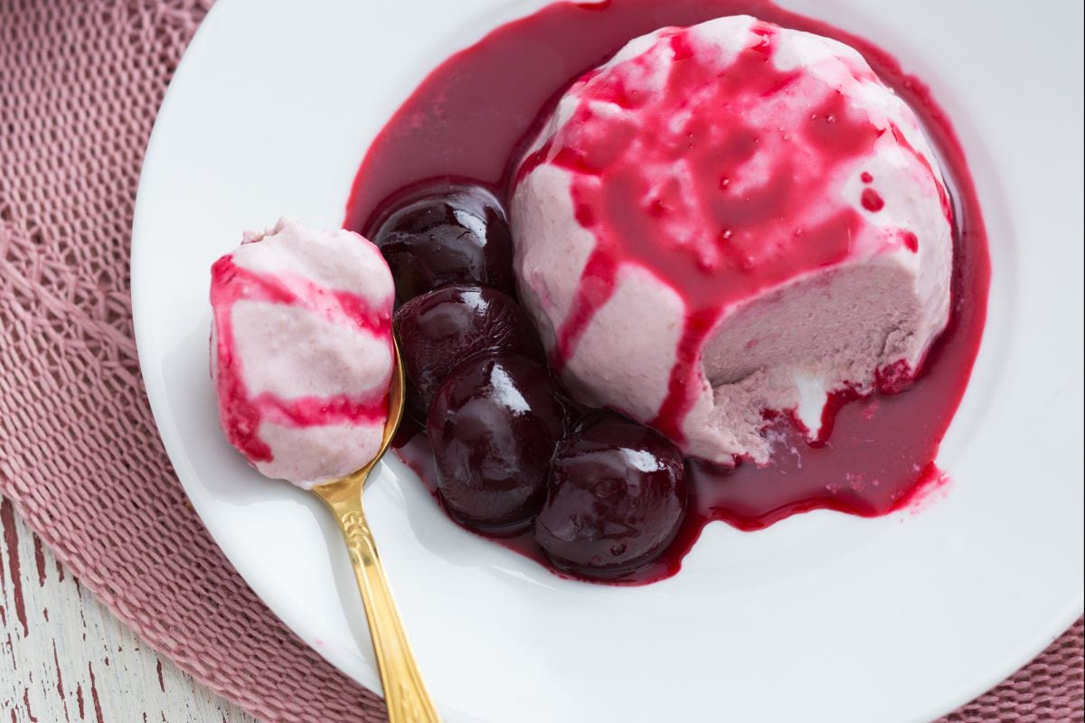 Bayerische Creme mit Kirschen