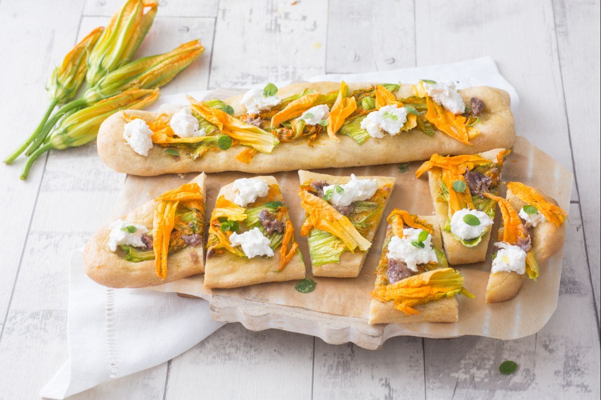 Focaccia mit Sardellen, Zucchiniblüten und Burrata