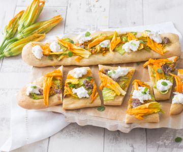 Focaccia mit Sardellen, Zucchiniblüten und Burrata