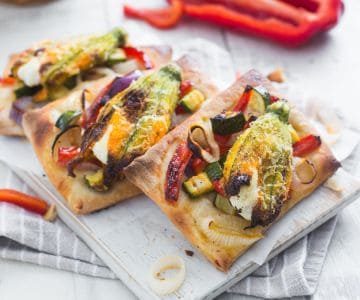 Gemüsefladen und gefüllte Zucchiniblüten