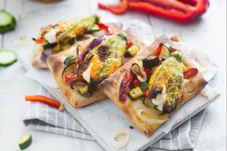 Gemüsefladen und gefüllte Zucchiniblüten