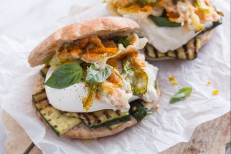Puccia mit Burrata und Zucchiniblüten