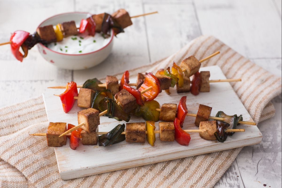 Marinierte Tofu- und Gemüsespieße