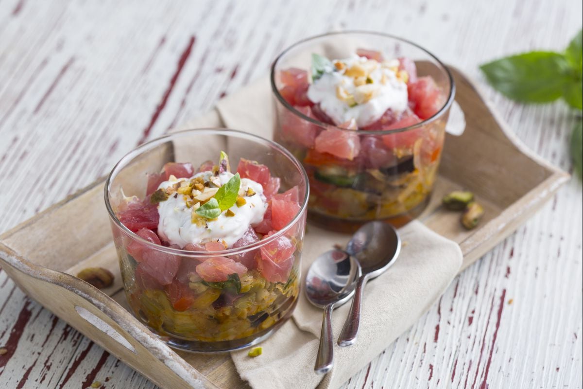 Gläschen mit Caponata, Thunfisch und Tzatziki