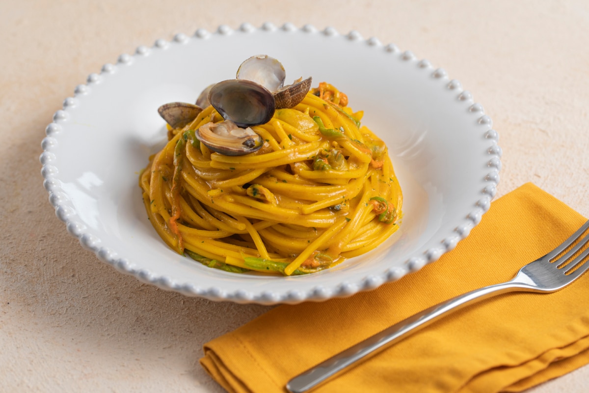 Spaghetti mit Venusmuscheln, Kürbisblüten und Safran