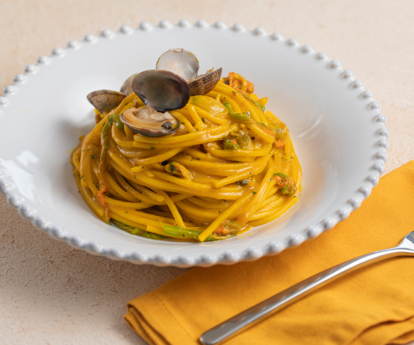 Spaghetti mit Venusmuscheln, Kürbisblüten und Safran