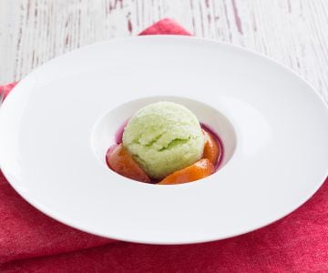 Zitronen-Basilikum-Granita mit karamellisierten Pfirsichen