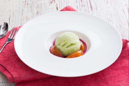 Zitronen-Basilikum-Granita mit karamellisierten Pfirsichen