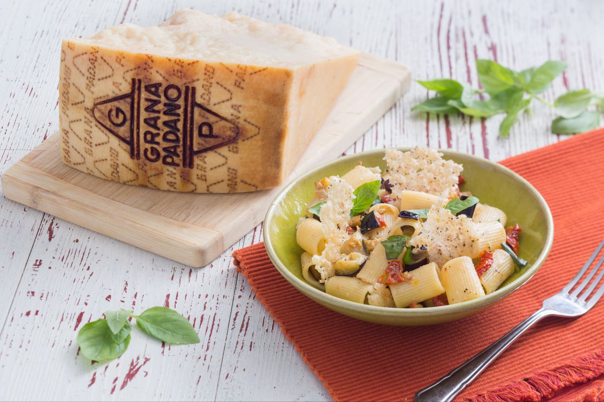 Pasta mit Auberginen und Grana Padano Chips