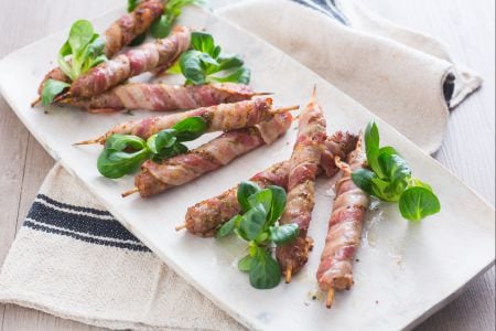 Würstchen- und Speckspieße