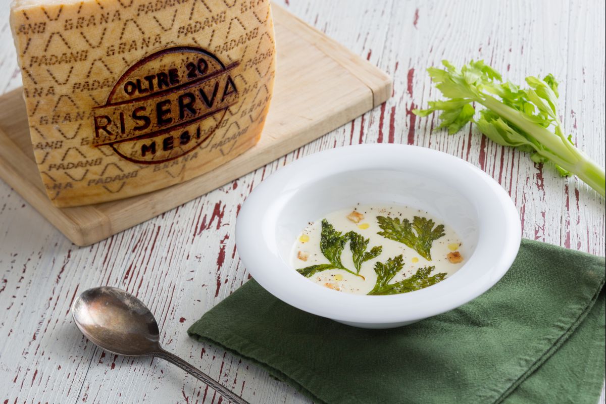 Süppchen aus Grana Padano und Sellerie